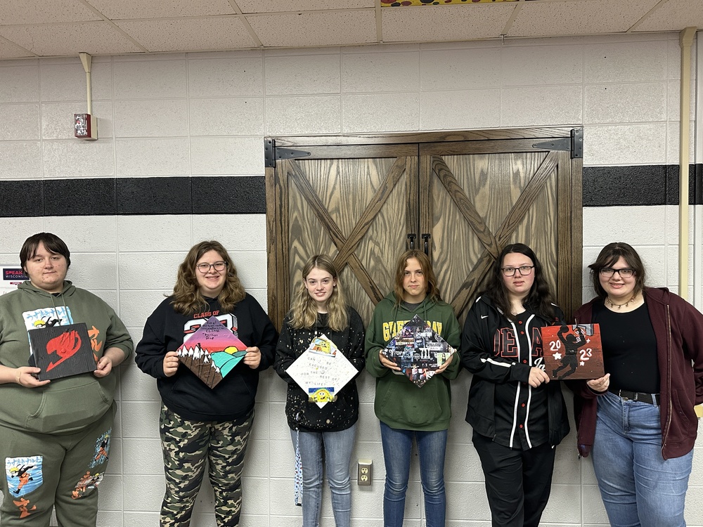 Artistic Seniors decorate grad caps Bowler School District